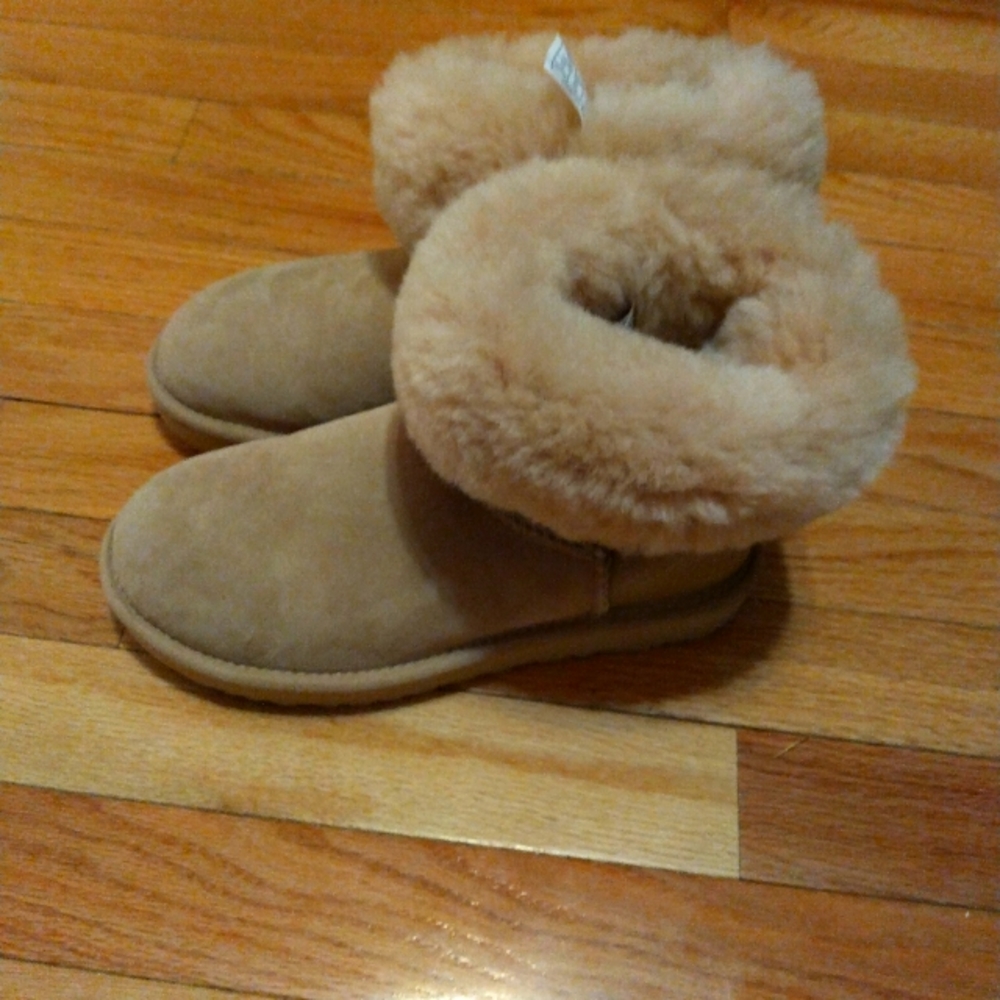 UGG - Picture 1 of 6